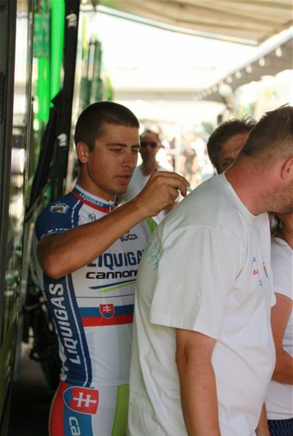 Peter Sagan rozdáva autogramy fanúšikom.