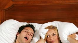 Chrápanie, škrípanie, šťuchanie... čo robiť, keď vás partner v posteli utláča