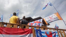 Luxemburskí fanúšikovia povzbudzujúci bratov...