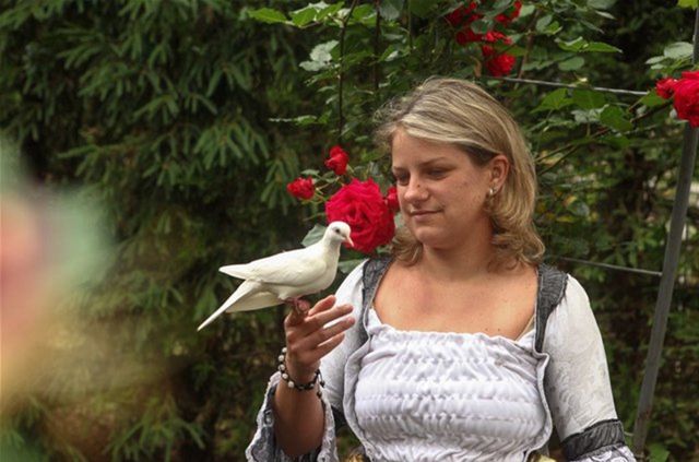 Princezná Zuzana Štefečeková s hrdličkou.