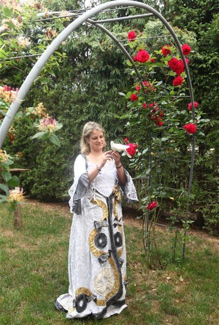 Princezná Zuzana Štefečeková s hrdličkou.