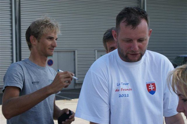 Peter Velits sa podpisuje fanúšikovi na tričko.