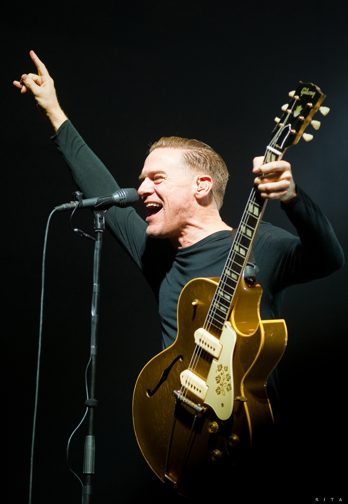 Kanadský spevák Bryan Adams.