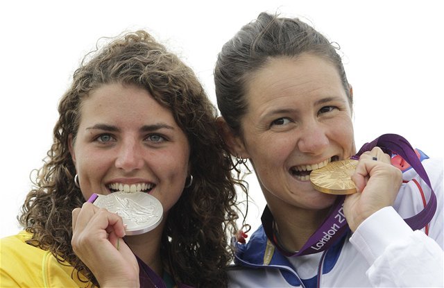 Vpravo zlatá Émilie Ferová z Francúzska, vedľa...