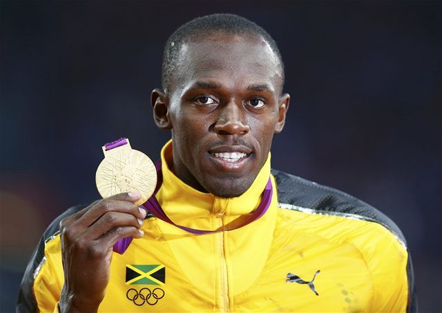 Usain Bolt so zlatou medailou z behu na 100...