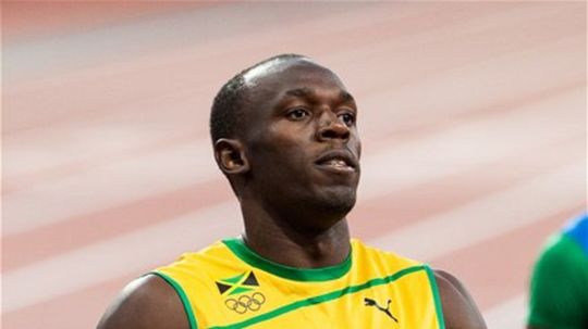 Usain Bolt v cieli semifinále na 200 metrov.