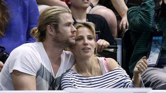Herec Chris Hemsworth a jeho manželka,...