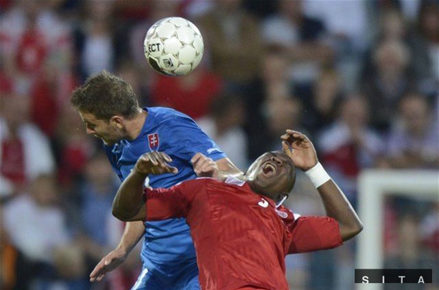 Marek Bakoš v súboji s Dánom Joresom Okorem.