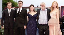 Herec Joacquin Phoenix, režisér Paul Thomas Anderson, producentka Joanne Sellar, herec Philip Seymour Hoffman a herečka Madisen Beaty predstavili v Benátkach film The Master.