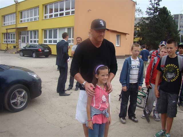 Marián Hossa pózuje s malou fanúšičkou.