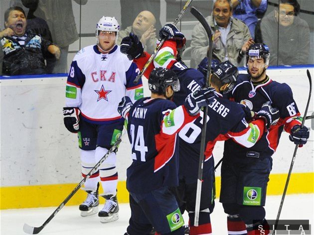 Radosť hokejistov Slovana po góle v sieti...