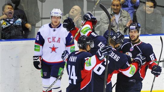 Radosť hokejistov Slovana po góle v sieti...