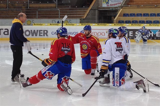 Rick Nash (v strede) na tréningu v Davose.
