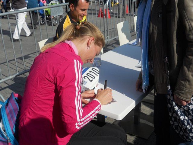 Anastasia Kuzminová takmer hodinu rozdávala...