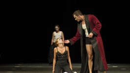 36 oresteia Robert Roth (Orestés), Táňa Pauhofová (Elektra) a Ján Koleník (Aigistos) v inscenácii Aischylovej trilógie Oresteia v Slovenskom národnom divadle.