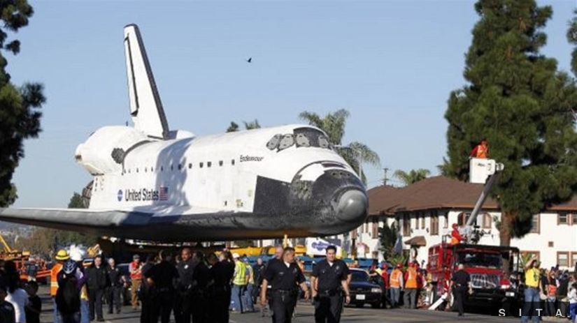 Americký raketoplán Endeavour prechádza na...