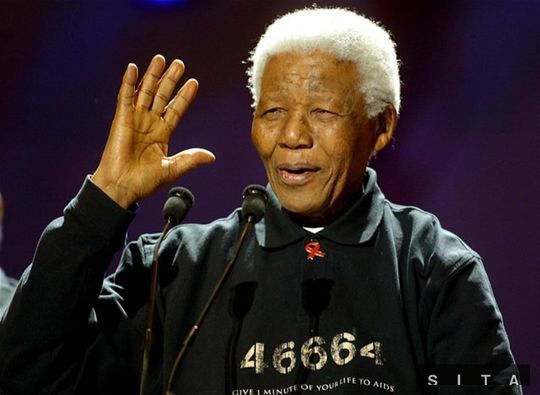 Nelson Mandela na fotografii z roku 2005 - na...