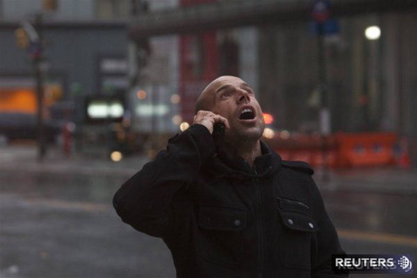 Newyorčan sleduje zatiahnuté nebo a obrovské...