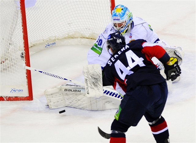 Andrej Sekera si v zápase s Chabarovskom...