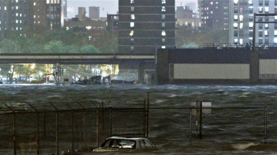 Jedno z áut topiacich sa v uliciach Brooklynu.