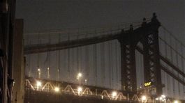 Voda valiaca sa ulicami Brooklynu a utekajúci...