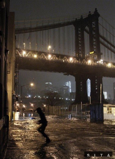 Voda valiaca sa ulicami Brooklynu a utekajúci...