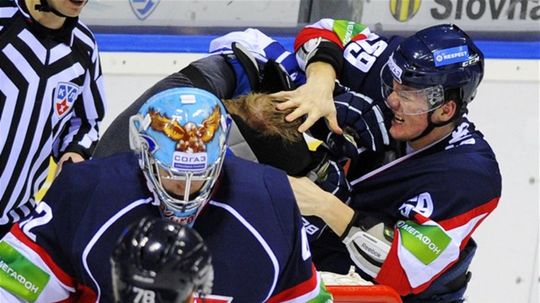 Andrej Štastný zo Slovana a Alexander Buturlin 