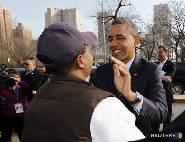 Prezident Barack Obama ďakuje dobrovoľníkovi z...