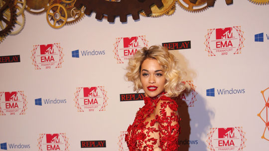 Speváčka Rita Ora na vyhlásení cien MTV Europe...