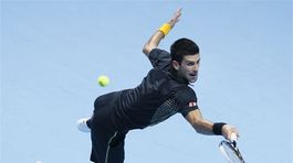 Novak Djokovič  v akrobatickej póze.