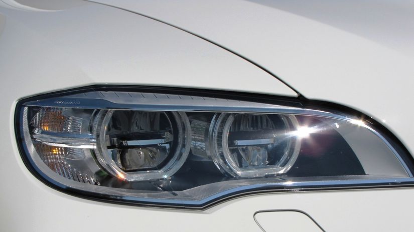 Adaptívne LED svetlomety svietia výborne, stoja...
