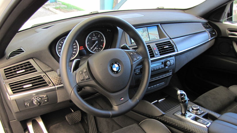 V režimoch Sport a Sport+ si BMW X6 vylepšuje...