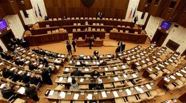 Platy ústavných činiteľov sa opäť zmrazia