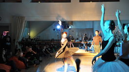 Divadlo v noci doslova donaha...