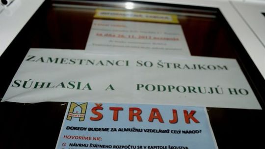 Učitelia vstúpili do časovo neobmedzeného štrajku.