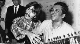 Obit Shankar George Harrison a Ravi Shankar na archívnej fotografii z roku 1967.