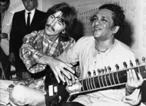 Obit Shankar George Harrison a Ravi Shankar na archívnej fotografii z roku 1967.