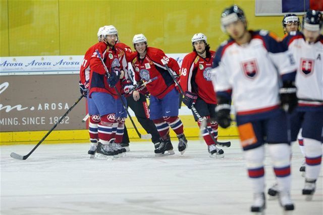 Nórski hokejisti sa radujú po góle v zápase...