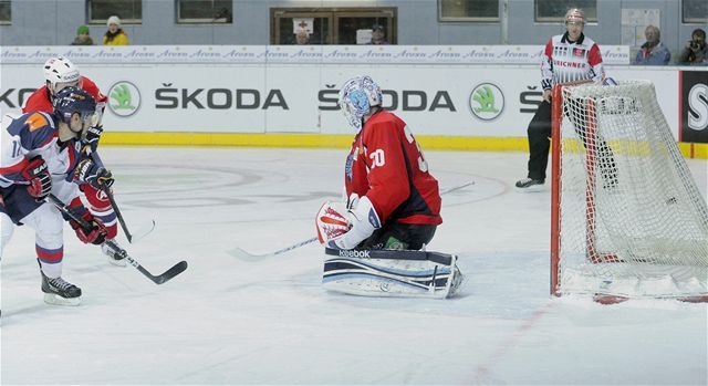 Hráč Slovenska Rastislav Špirko (vľavo)...