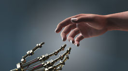 V budapeštianskej kaviarni obsluhujú hostí roboty. Najvtipnejšia je Paprika