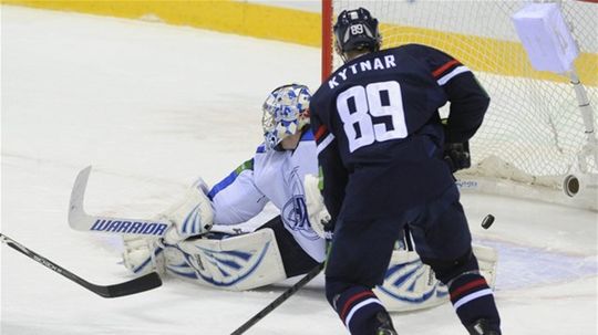 Brankár Nižnekamska Matt Dalton dostáva gól po...