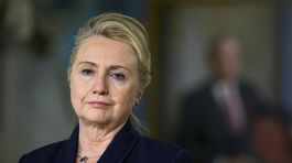 Clintonová odovzdala svoj osobný e-mailový server