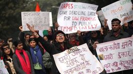 Dievča, ktoré v Indii znásilnili učitelia, je po interrupcii v kritickom stave