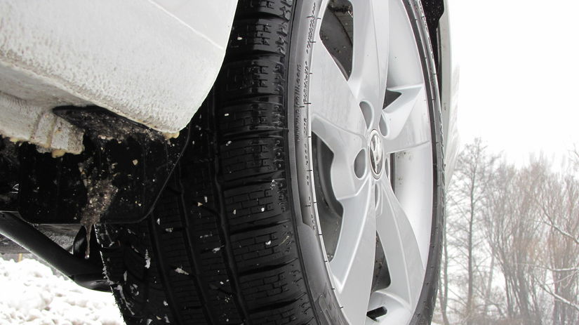 S pneumatikami Pirelli Sottozero 215/45 R 16...