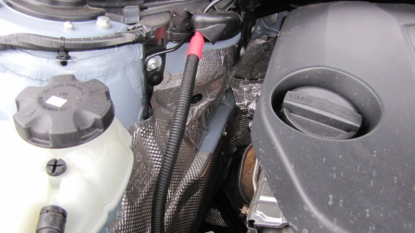 Pozdĺžne uložený motor je v motorovom priestore...