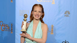 Herečka Jessica Chastain pózuje so soškou pre...