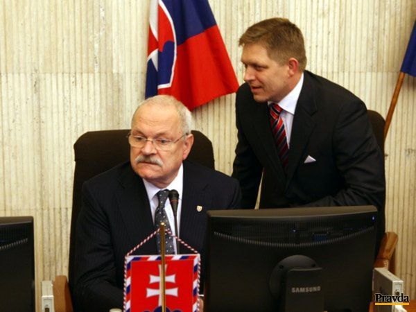Prezident Ivan Gašparovič (vľavo) s premiérom a...