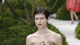 Modelka predvádza kreáciu z kolekcie Christian Dior Haute Couture - jar-leto 2013.