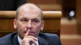 Napriek sľubu Kaník neodstúpil 