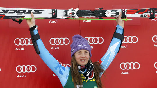 Tina Mazeová na najvyššom stupni v slalome.